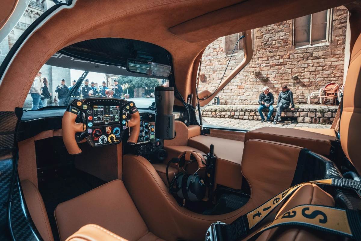 車內完全變成了豪華與競技融合的特殊風格，展現出保時捷客製化的超強實力。（圖／保時捷提供）