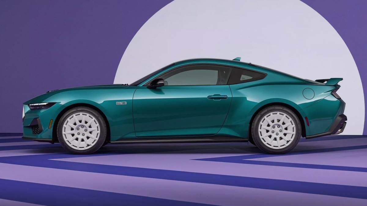 除了車色之外，還可以看到許多白色元素裝點，包含了車上的徽飾以及輪圈。（圖／福特提供）