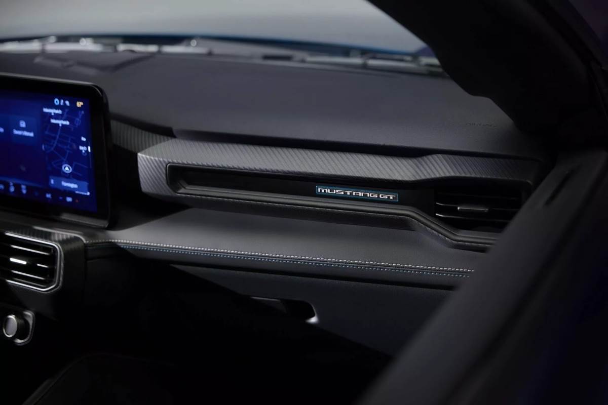 車內的徽飾更仿造當年的字體設計，彷彿第三代經典車款重現。（圖／福特提供）