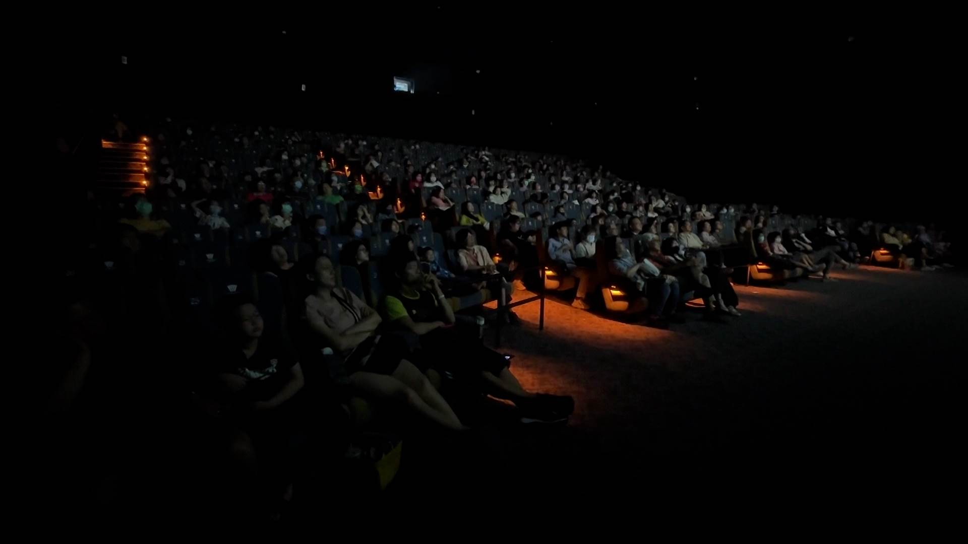 超過500位學生與民眾齊聚高雄觀影《守護我們的星球》，用行動響應環境教育與永續行動。（圖／東森新聞）