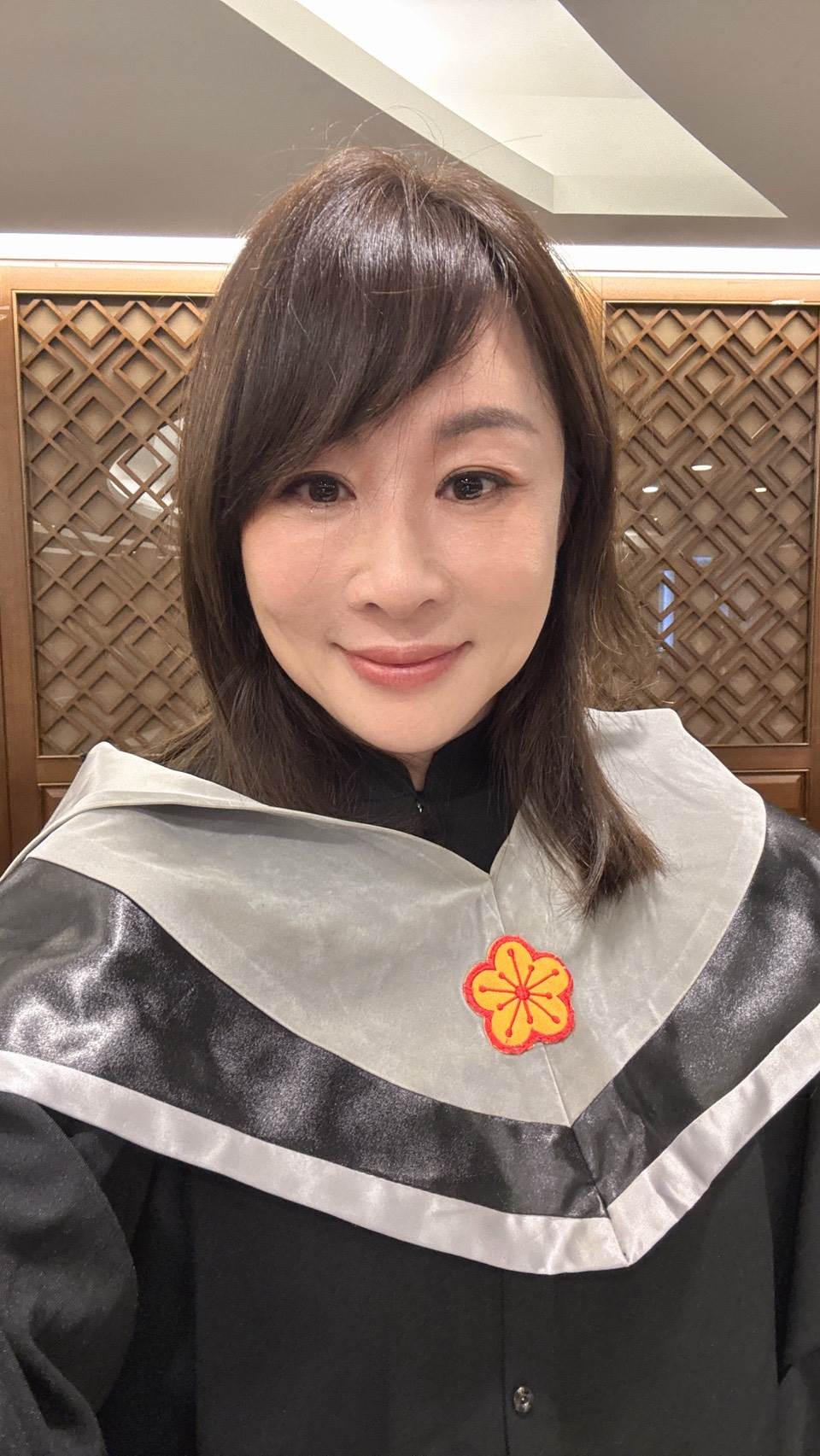 心希望人文教育關懷協會理事長路永佳，正式從台大-復旦EMBA聯合學程畢業，圓滿結束一段橫跨五年的進修旅程。（圖／台全眼科提供）