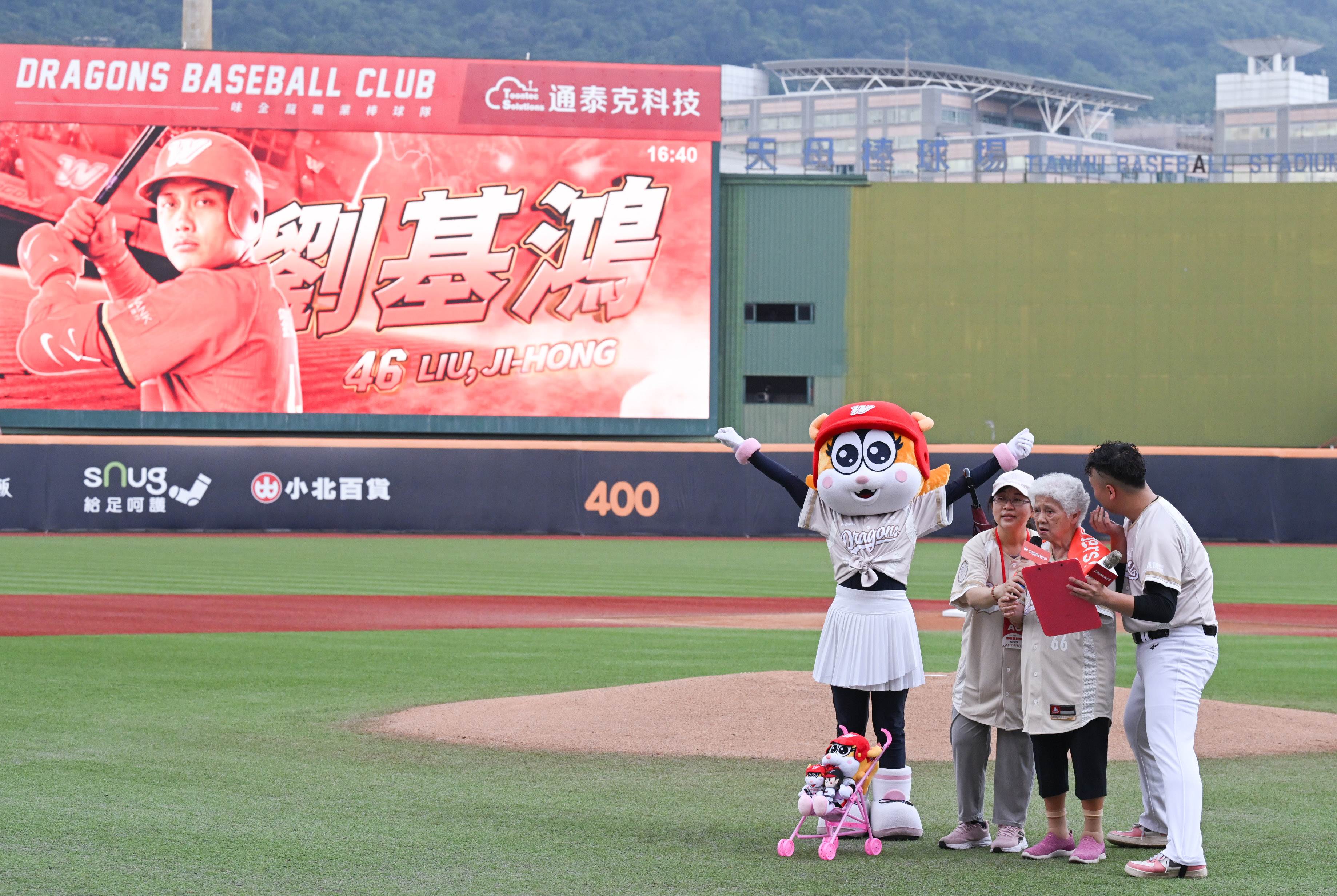 (7)圖說:「Be supporters!」計畫力邀參與計畫的85歲長者白蔡寶蘭擔任賽前播報打序嘉賓。