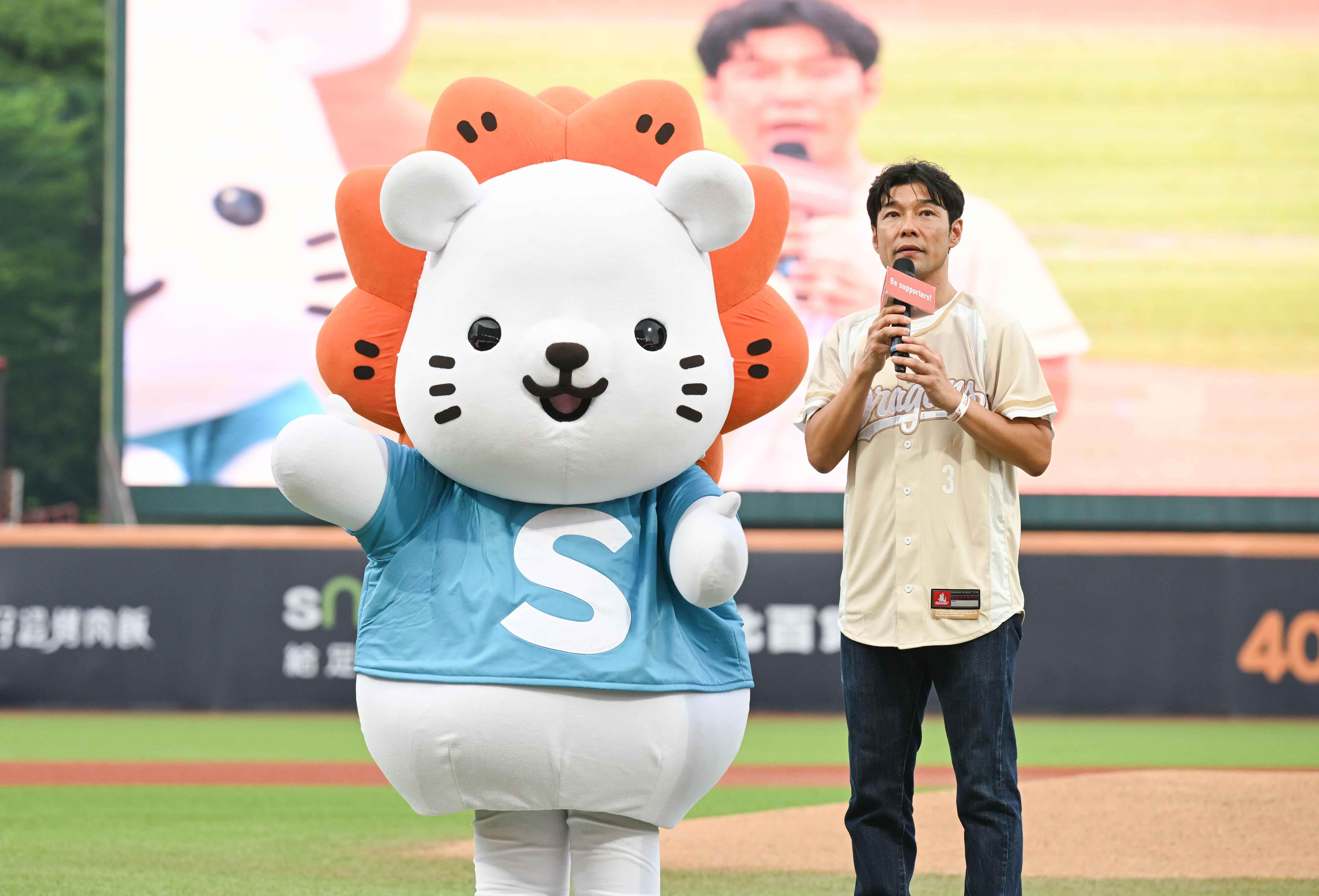 (4)圖說:三得利健益總經理鈴木真理生宣告今年計畫目標,表示將與職棒球隊持續合作,讓300位以上的長者一起加入應援棒球的行列。