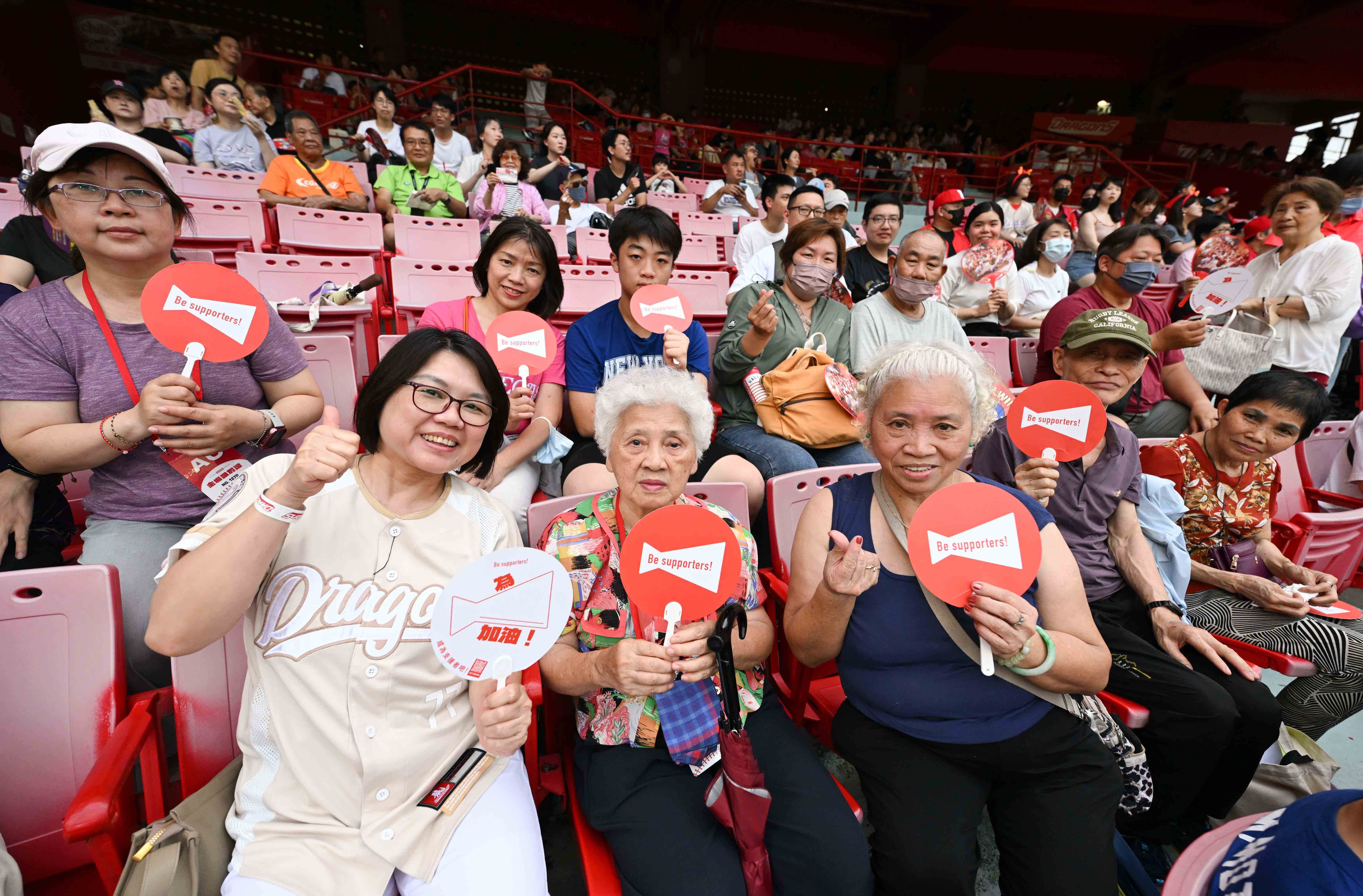 (6)圖說:「Be supporters!」計畫邀請約20位來自北市四間長照機構的長者前進球場應援。