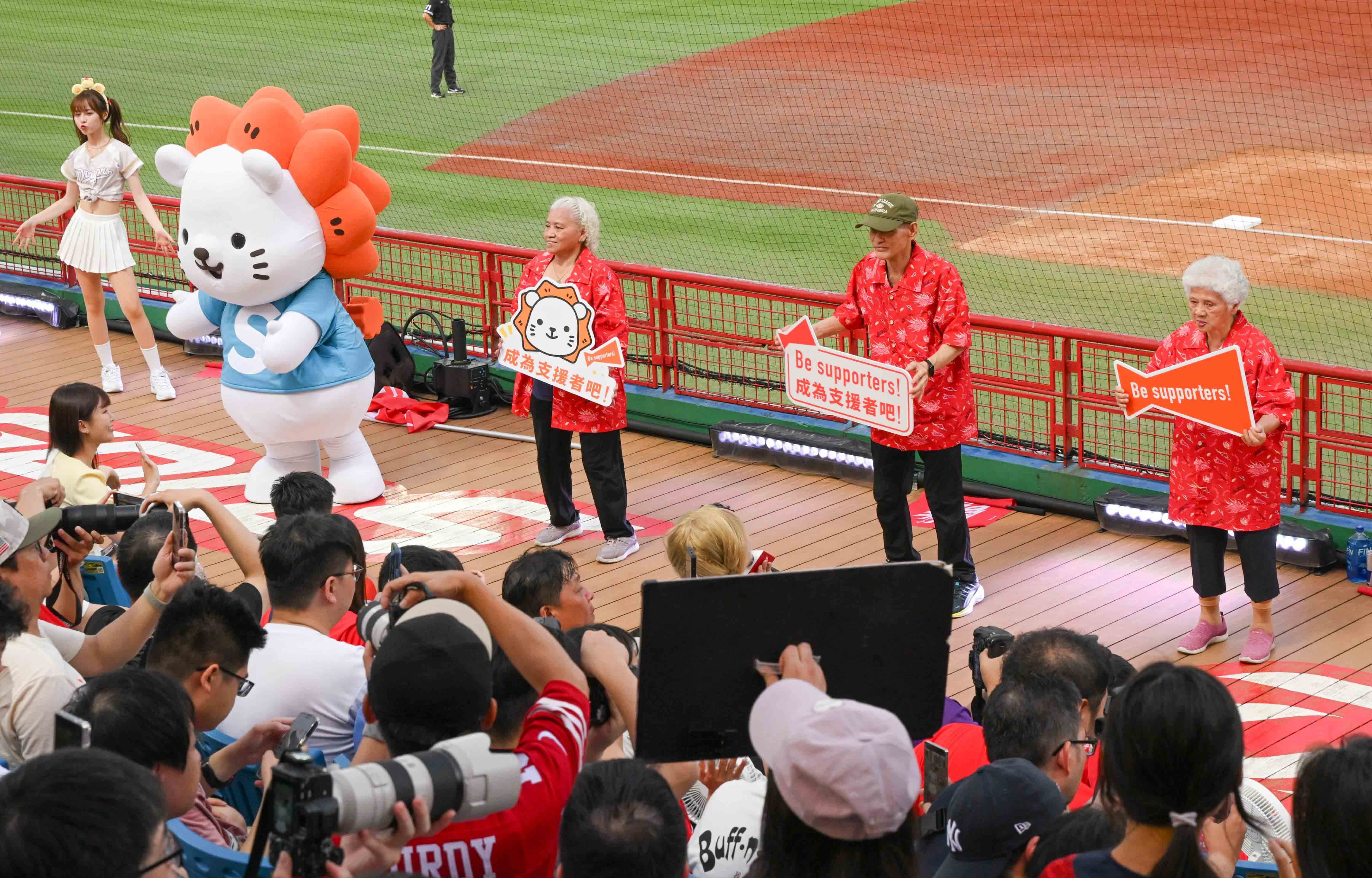 (8)圖說:多位年逾70歲的長者,與味全龍啦啦隊小龍女一同站上髮香區跳應援舞。