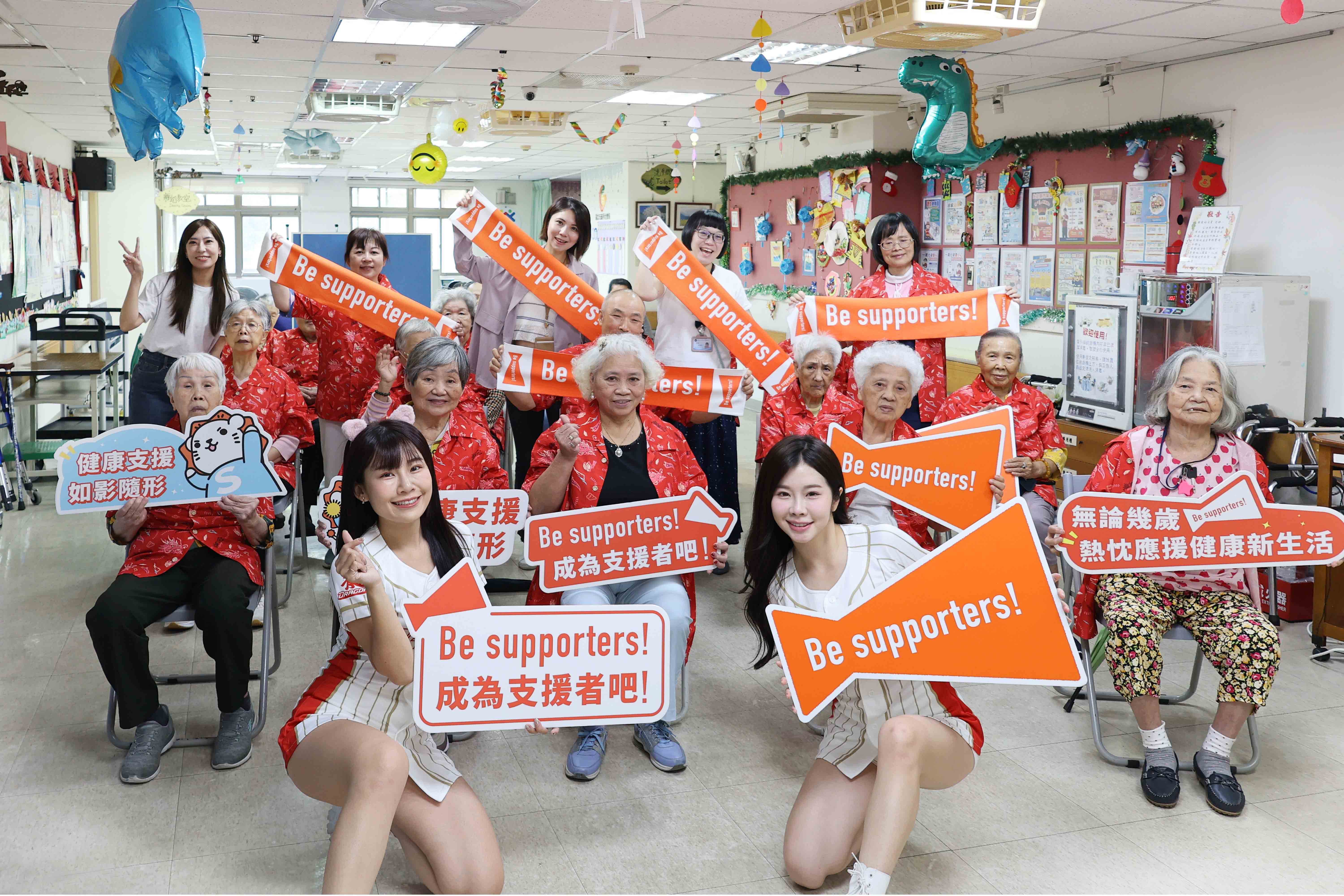 (9)圖說:人氣小龍女賴可(右)日前至長照機構探訪,感動表示看到長輩們有朝氣的應援,自己也獲得滿滿的能量。