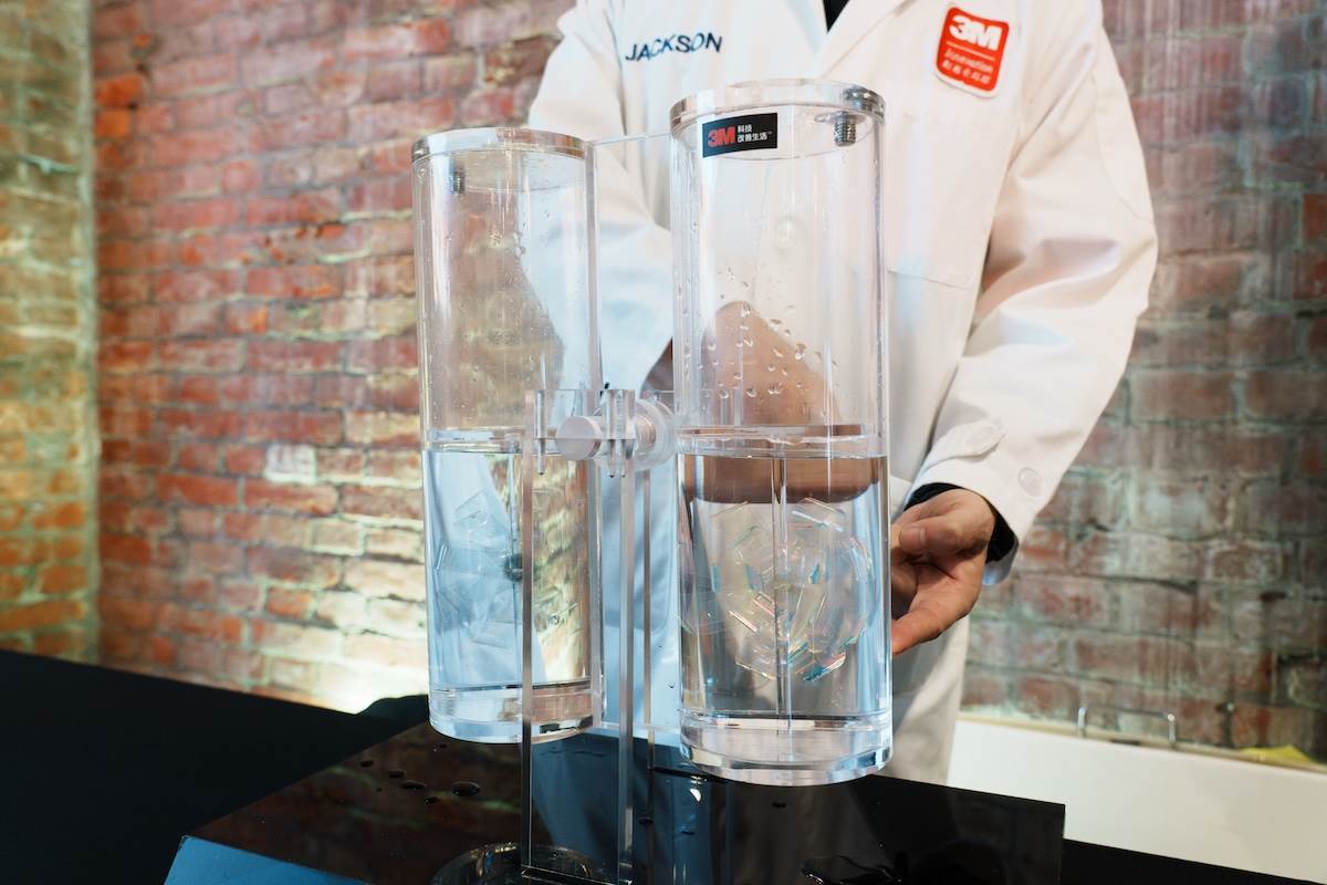 奈米仿生光學膜技術擁有200多層光學膜，光線可以經過200多次的折射與反射，達到高透光與高隔熱的優勢。（圖／林昱丞攝影）