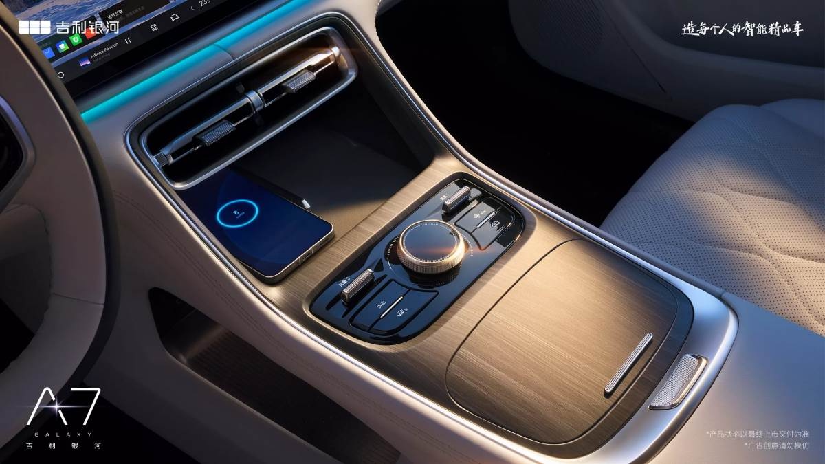 採用木質材料鋪陳，內裝空間增添了許多溫度。（圖／吉利提供）