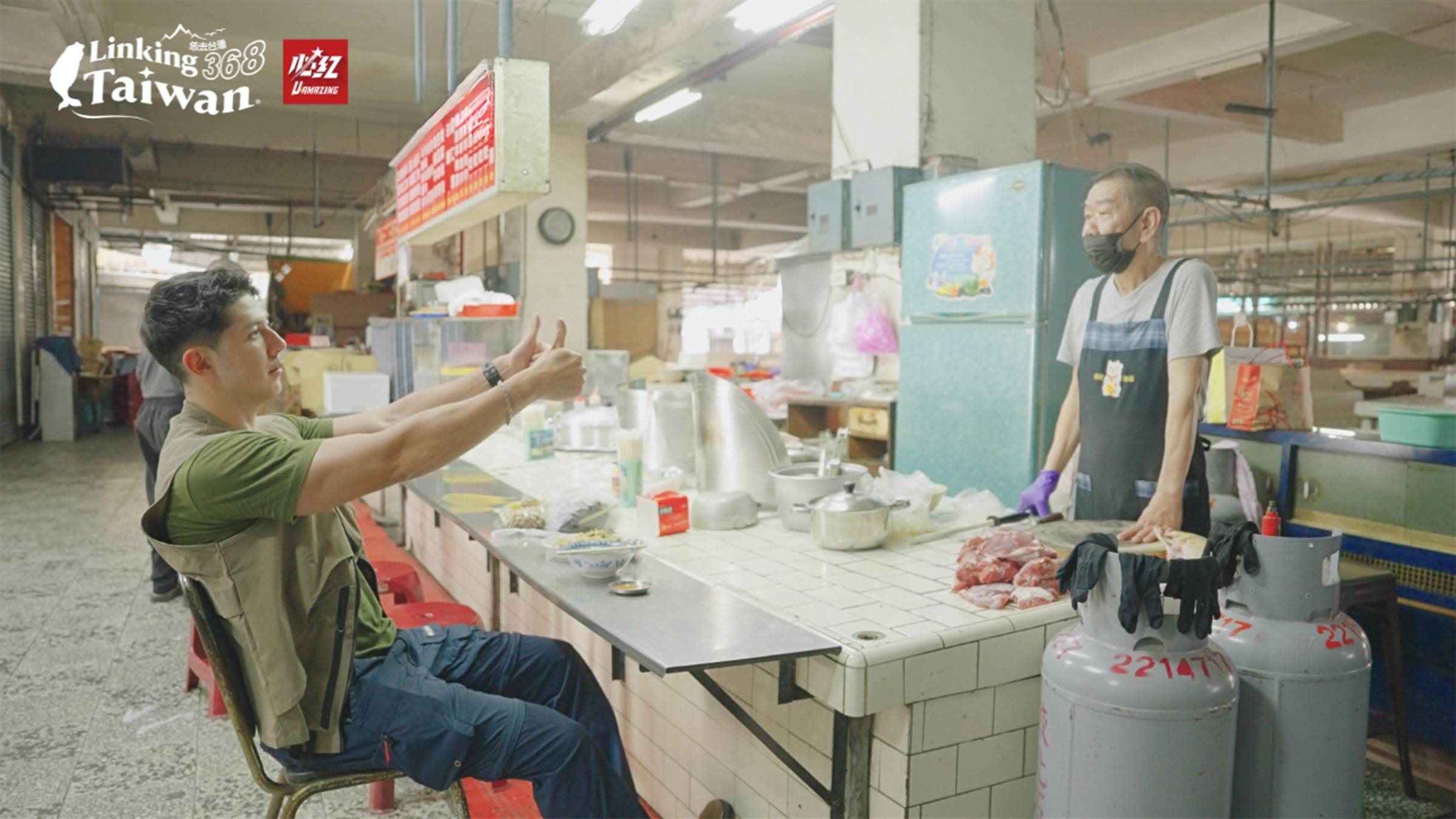 舞陽品嚐在地人氣羊肉料理,熱氣撲鼻、香氣四溢,一口下去鹹香入味,讓人忍不住想再來一盤!(圖/《恁去台灣》提供)