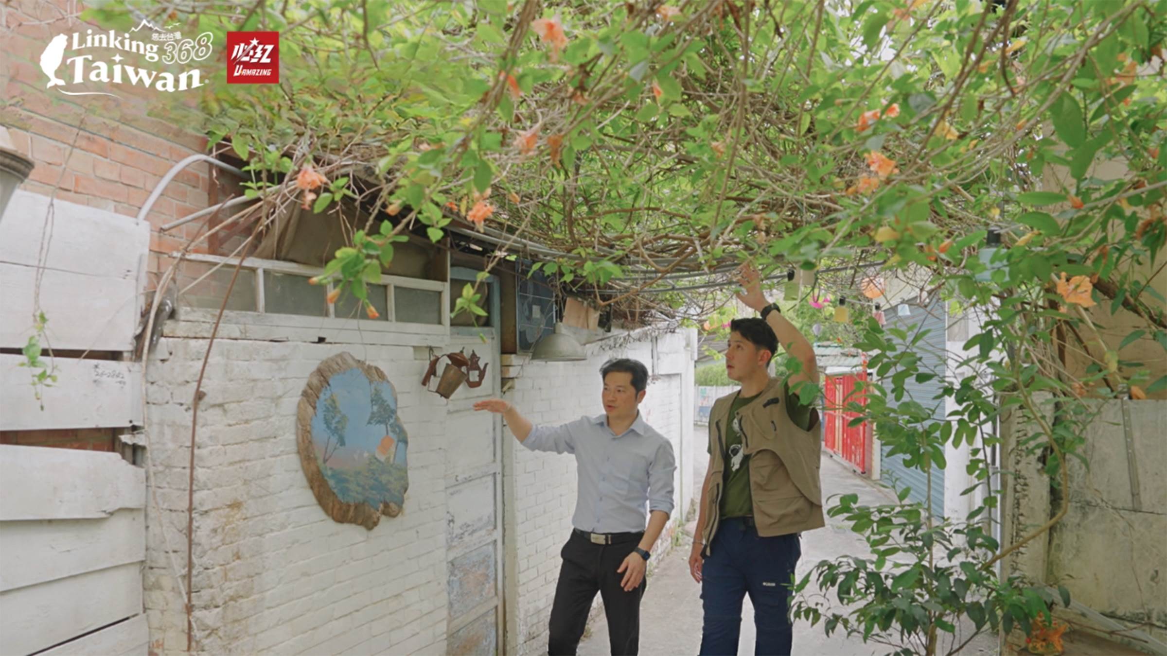 六三公園,以前這裡被叫做市場旁一塊廢棄、惡臭的垃圾堆,從前被叫作「細姨仔巷」,後來經過在地人跟大學生的努力,重新美化與蛻變成鎮上的藝術畫廊。(圖/《恁去台灣》提供)