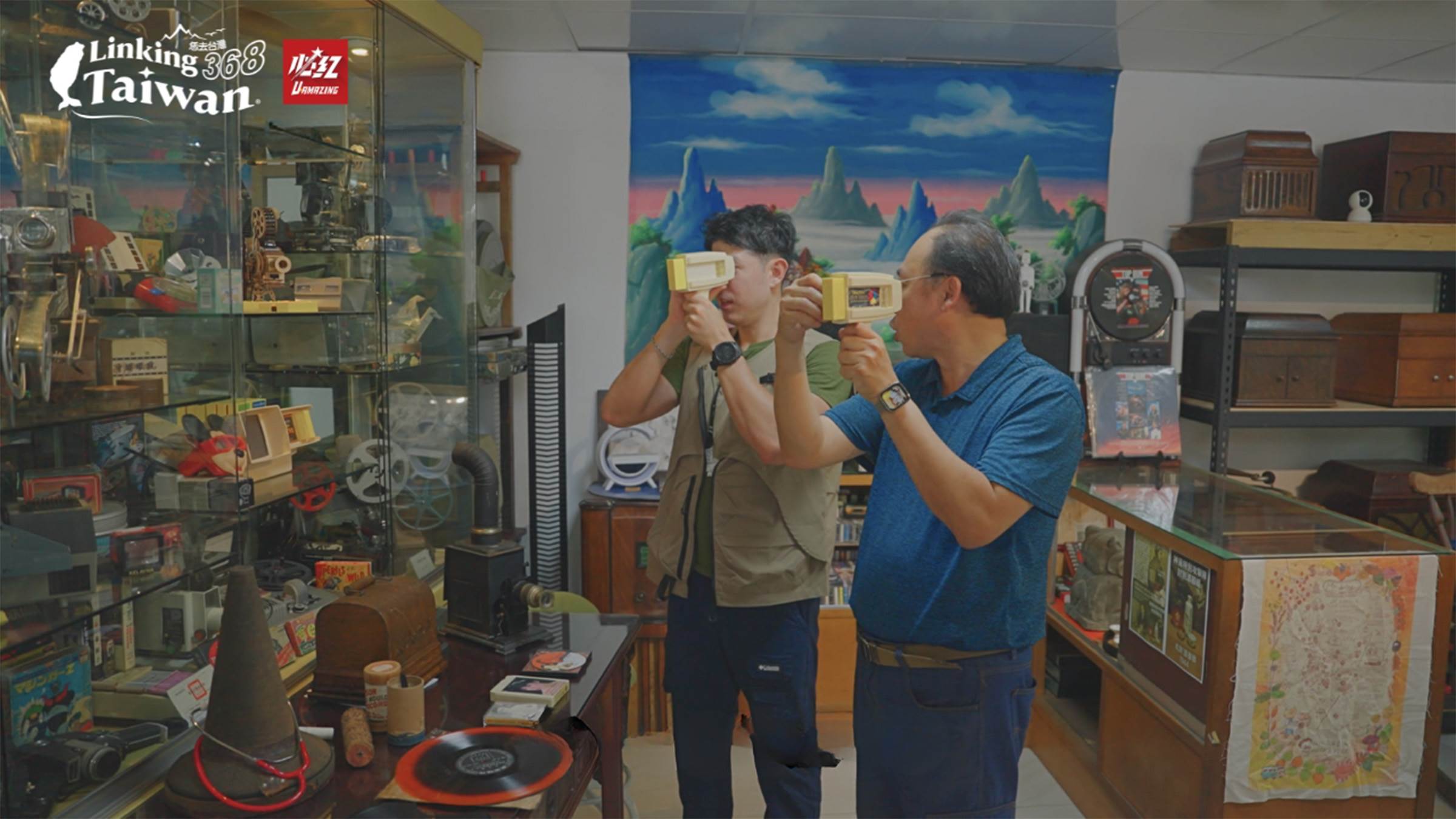 江明赫老師帶舞陽認識各種早期電影播放機器(從播放機談到留聲機等)。(圖/《恁去台灣》提供)