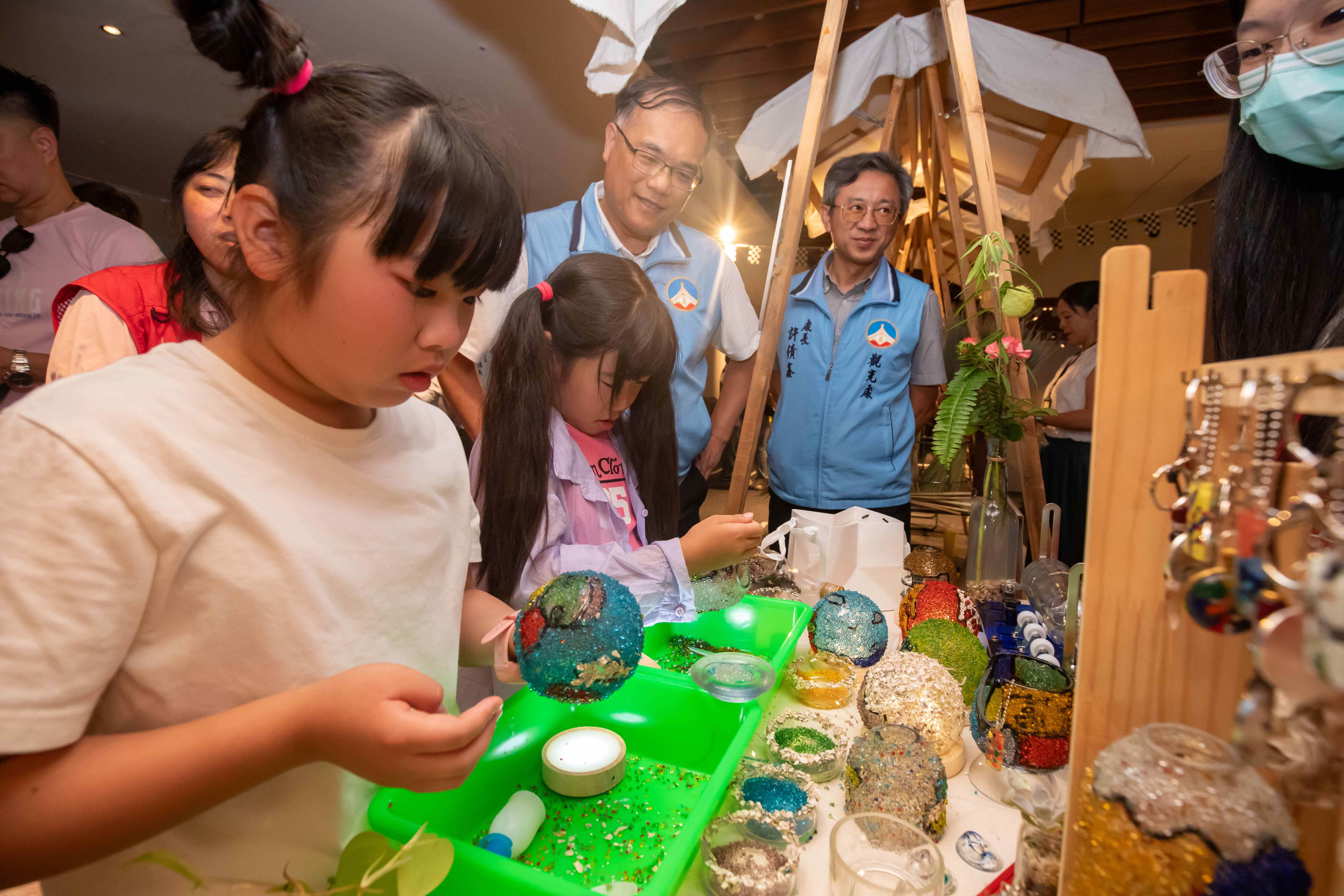 金門特色高粱酒瓶便琉璃。（圖／金門縣政府提供）