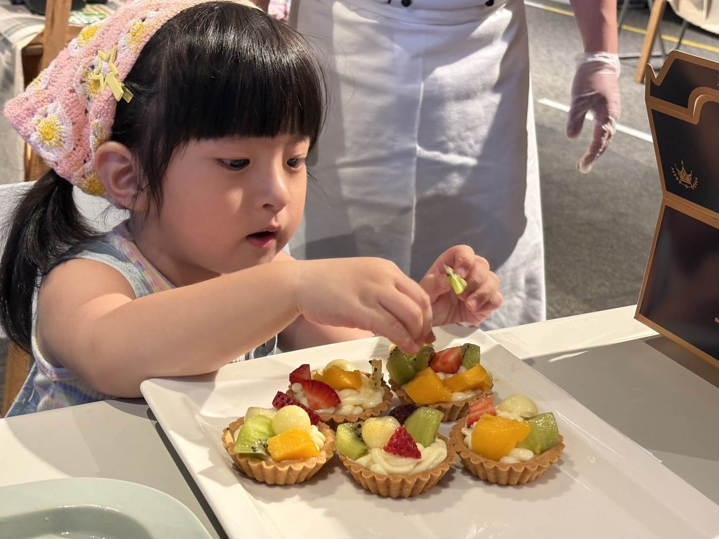 動手做綜合水果塔。（圖／金門縣政府提供）