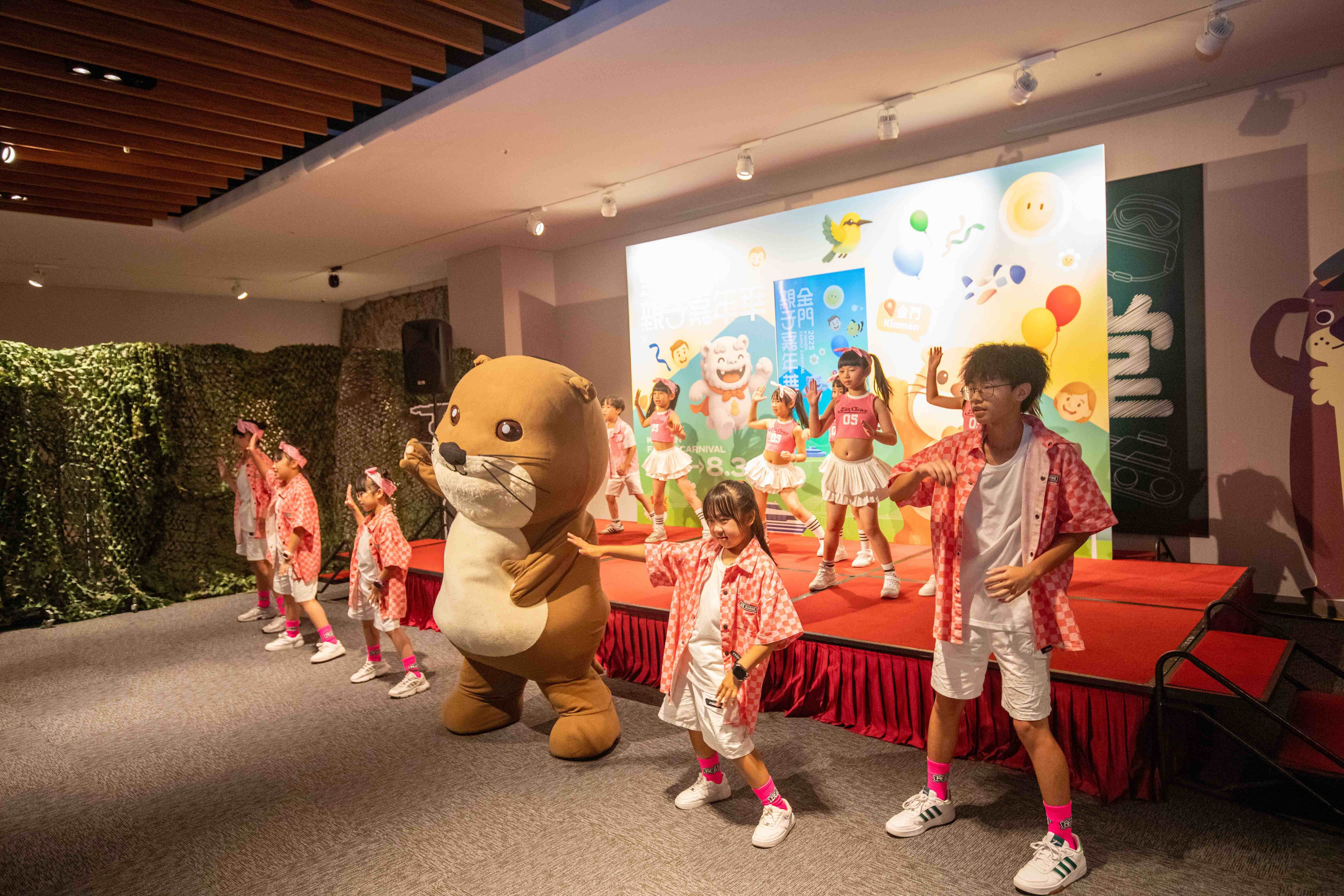 原創IP觀光小天使「阿特（水獺）」帶動跳。（圖／金門縣政府提供）