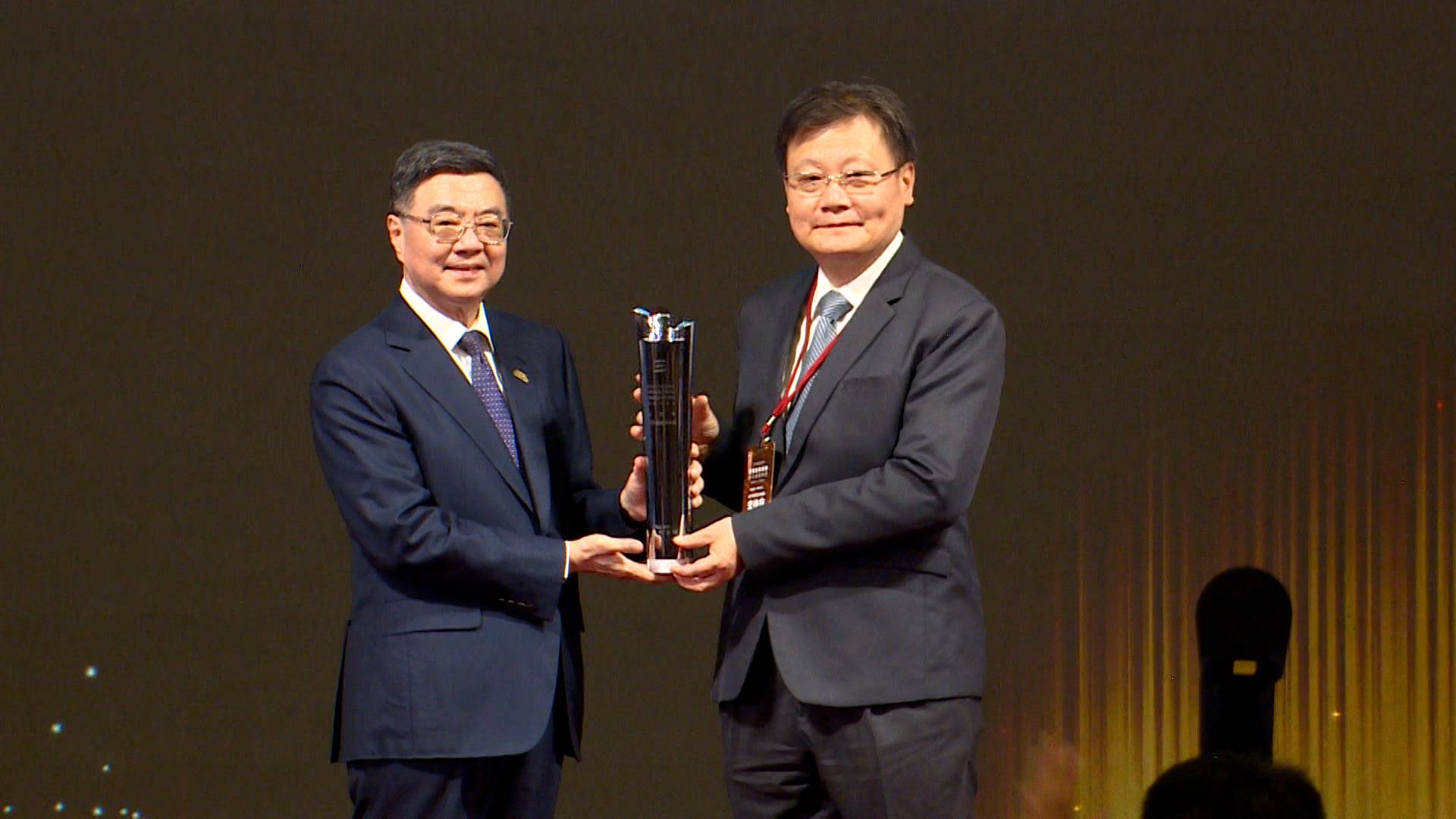 臺中市經發局副局長李逸安代表市府，從行政院長卓榮泰手中接下『國家產業創新獎』，展現臺中在智慧經濟領域的亮眼成果。（圖／東森新聞）