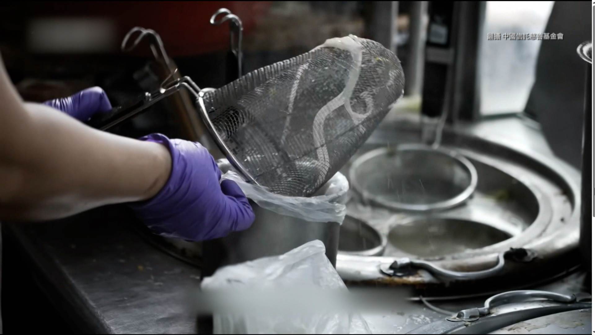 新住民陳貝柯誤入投資詐騙陷阱，背負龐大債務，靠著經營河粉店撐起一家生計。（圖／東森新聞）