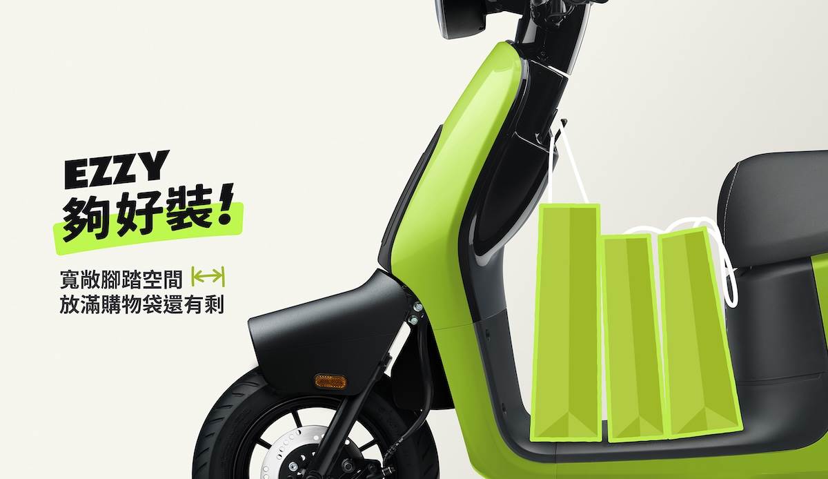 腳踏空間十分寬敞,還有前掛鉤、前置杯架實用配備。(圖/Gogoro提供)