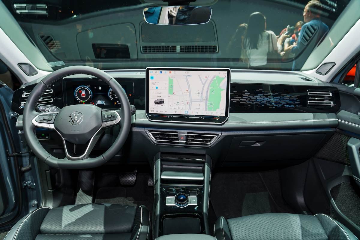 車艙佈局顯示為科技感十足，雙螢幕照顧起一切的「起居生活」，同時移至方向機柱上的排檔桿，可創造出更多的收納空間。（圖／林昱丞攝影）