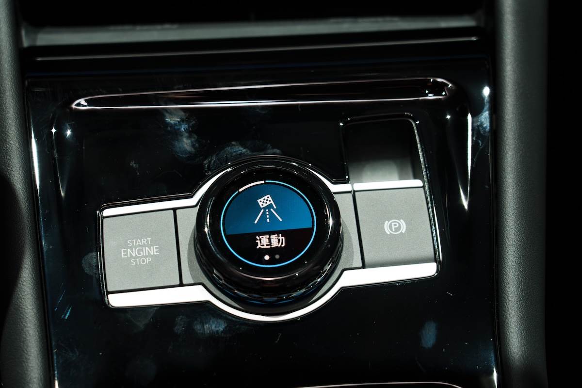 首度搭載中央數位控制旋鈕，駕駛可透過簡單的按壓、旋轉或滑動，切換駕駛模式、氛圍模式和調整音量。（圖／林昱丞攝影）