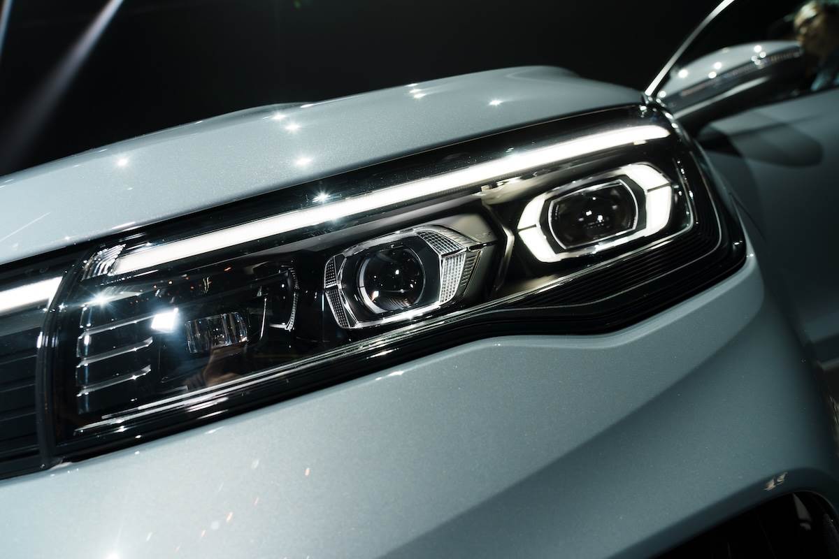 Elegance Premium以上車型首次搭載IQ.LIGHT：HD Matrix高階矩陣式LED頭燈組，頭燈每側配備19,200個多像素LED。（圖／林昱丞攝影）