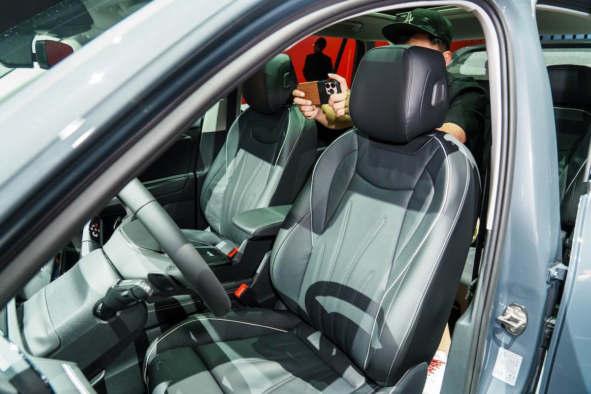 座椅配備可伸縮腿部支撐、氣動式電動腰靠調整功能、加熱功能、氣動式電動按摩功能。。（圖／林昱丞攝影）