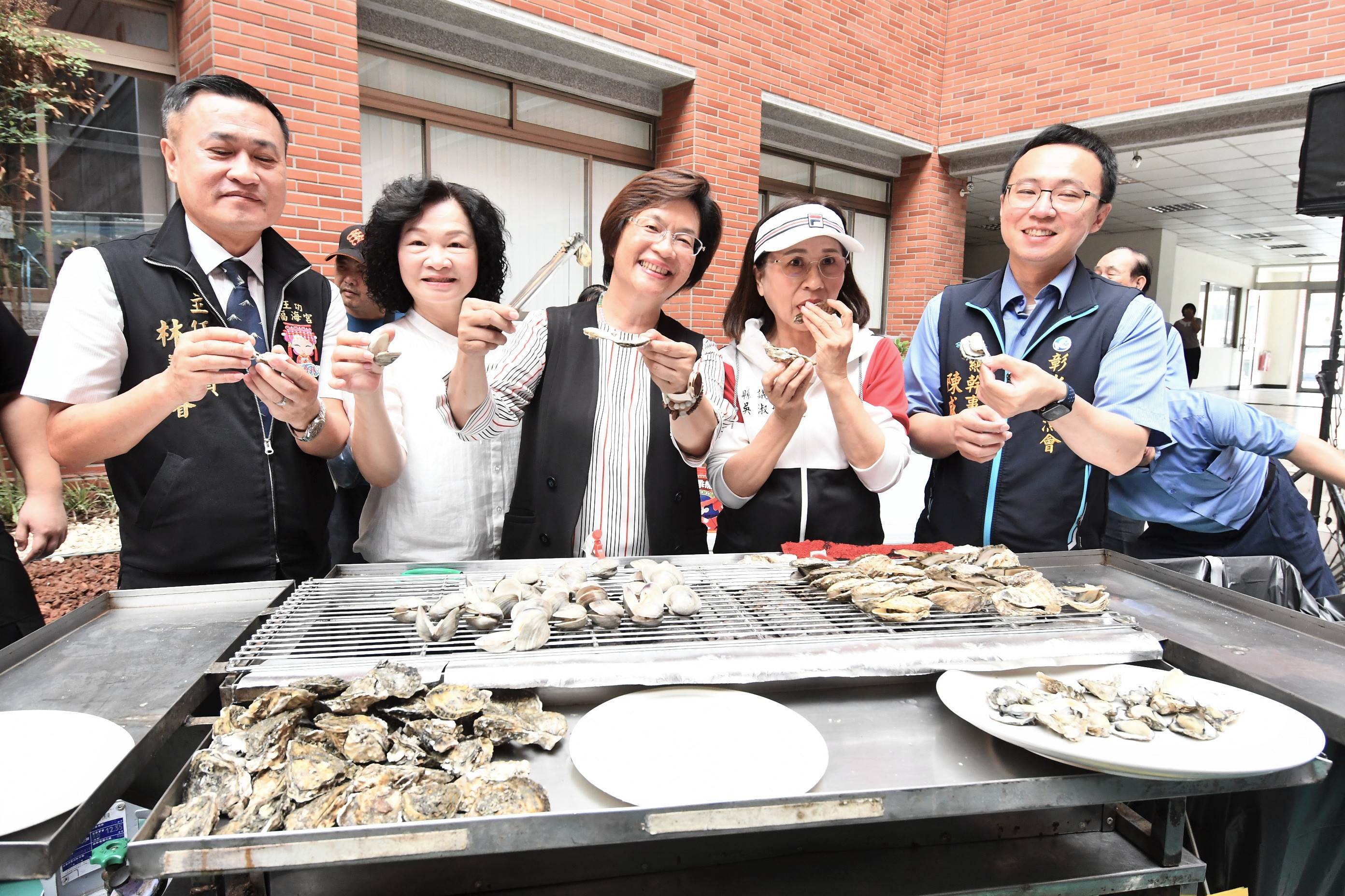「千人烤蚵」活動今年特別加入芳苑特色海鮮「牛奶貝」。（圖／彰化縣政府提供）
