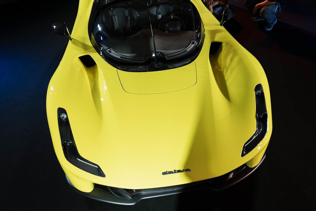 無傳統車門的車體設計,搭配引擎蓋上的雙進氣孔,有效導引氣流。(圖/林昱丞攝影)