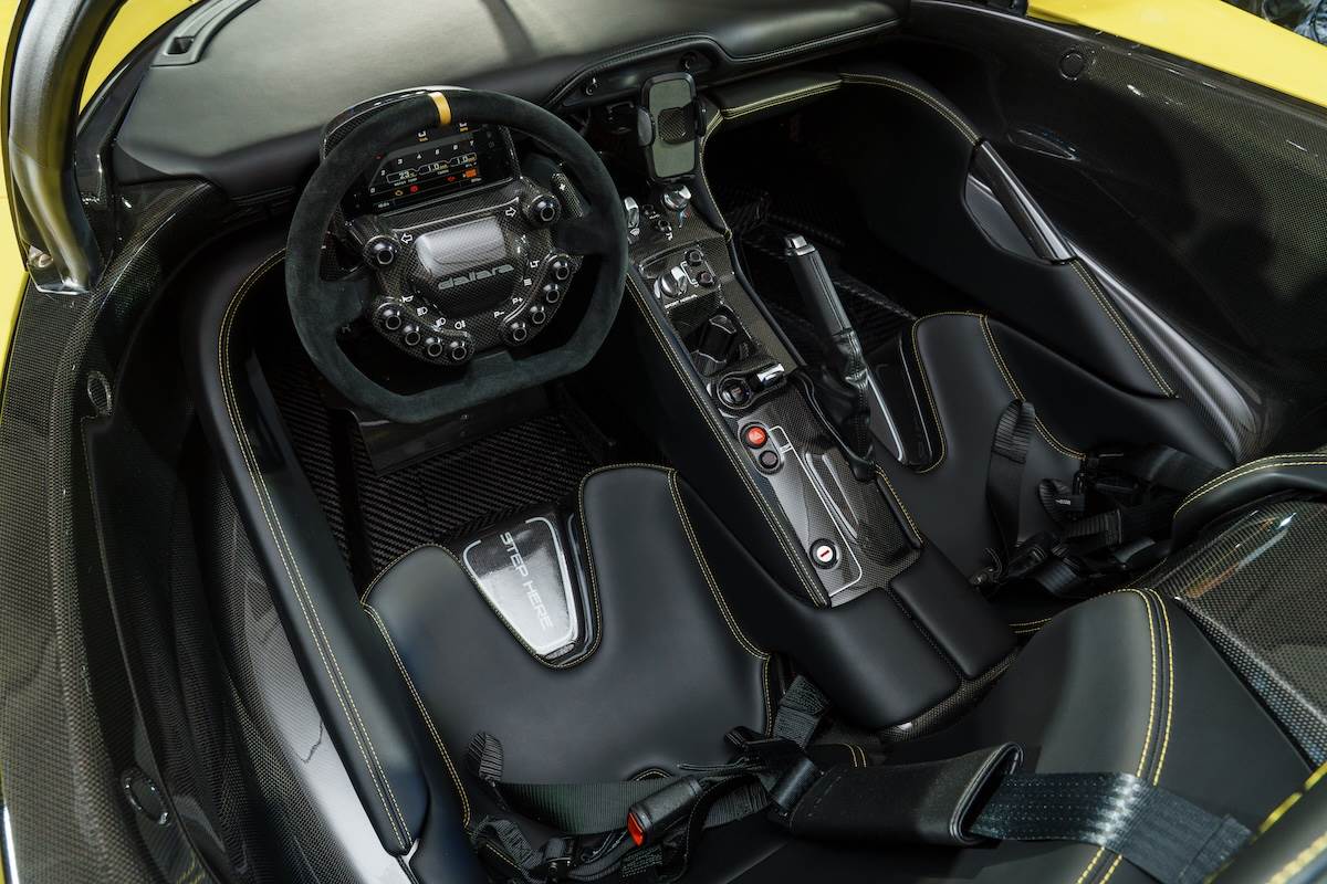 車艙極具競技性,上車踏這裡(STEP HERE)也寫得十分直白。(圖/林昱丞攝影)