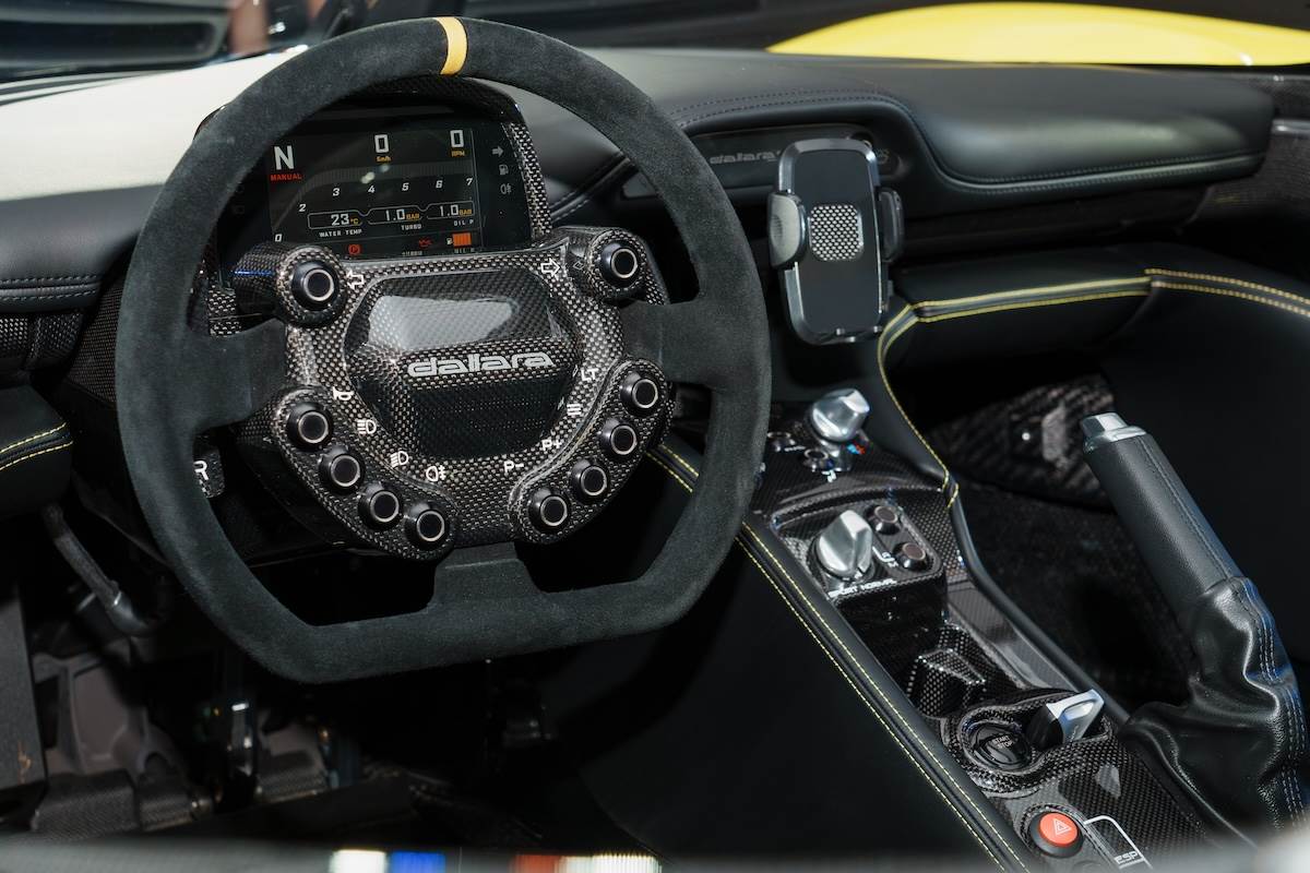 方向盤按鍵機械感十足,按起來是ㄎㄧㄚㄎㄧㄚ響,而手機架增加了日常使用的實用性。(圖/林昱丞攝影)