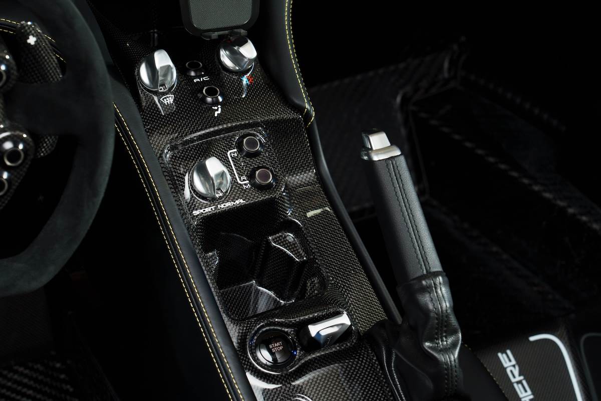 說到日常實用性,這輛車可是有配置空調系統與置杯架,同時也可以看到選配的智慧型換檔系統。(圖/林昱丞攝影)