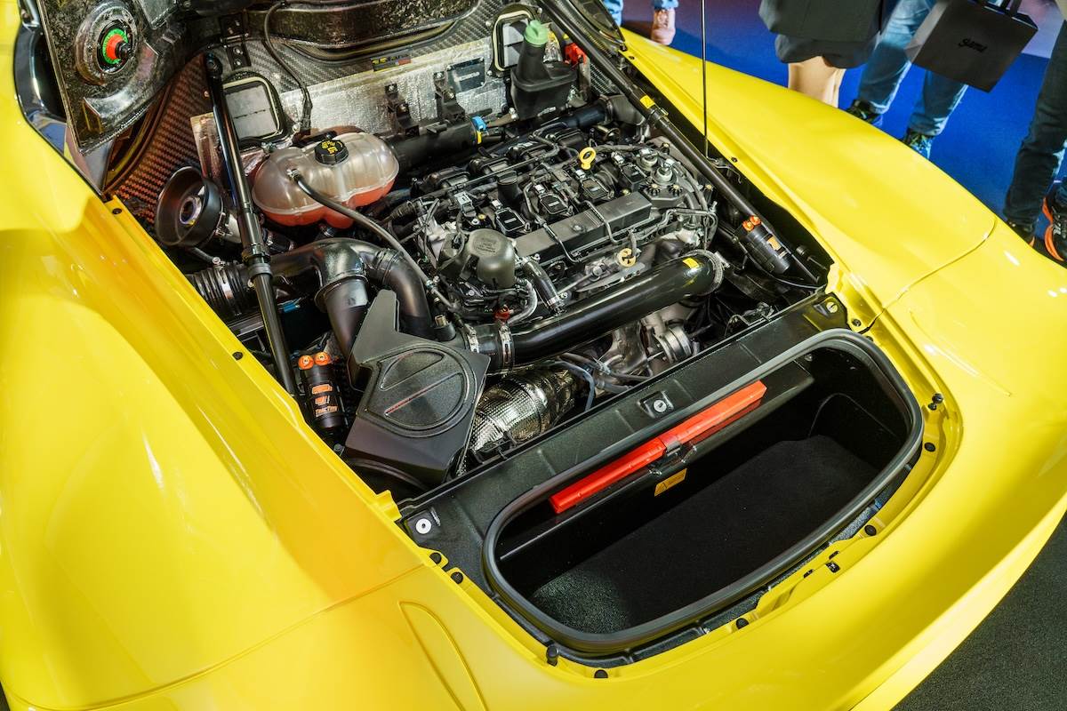 動力系統搭載2.3升四缸渦輪增壓引擎,可輸出高達400匹最大馬力。仔細一看,還有個小小小的置物空間。(圖/林昱丞攝影)