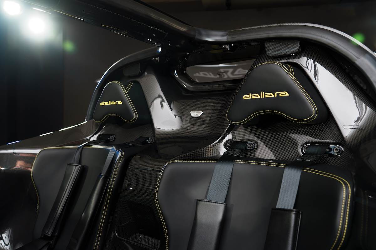 兩張座椅中間有個專屬的車輛銘牌,展示車是168號。(圖/林昱丞攝影)