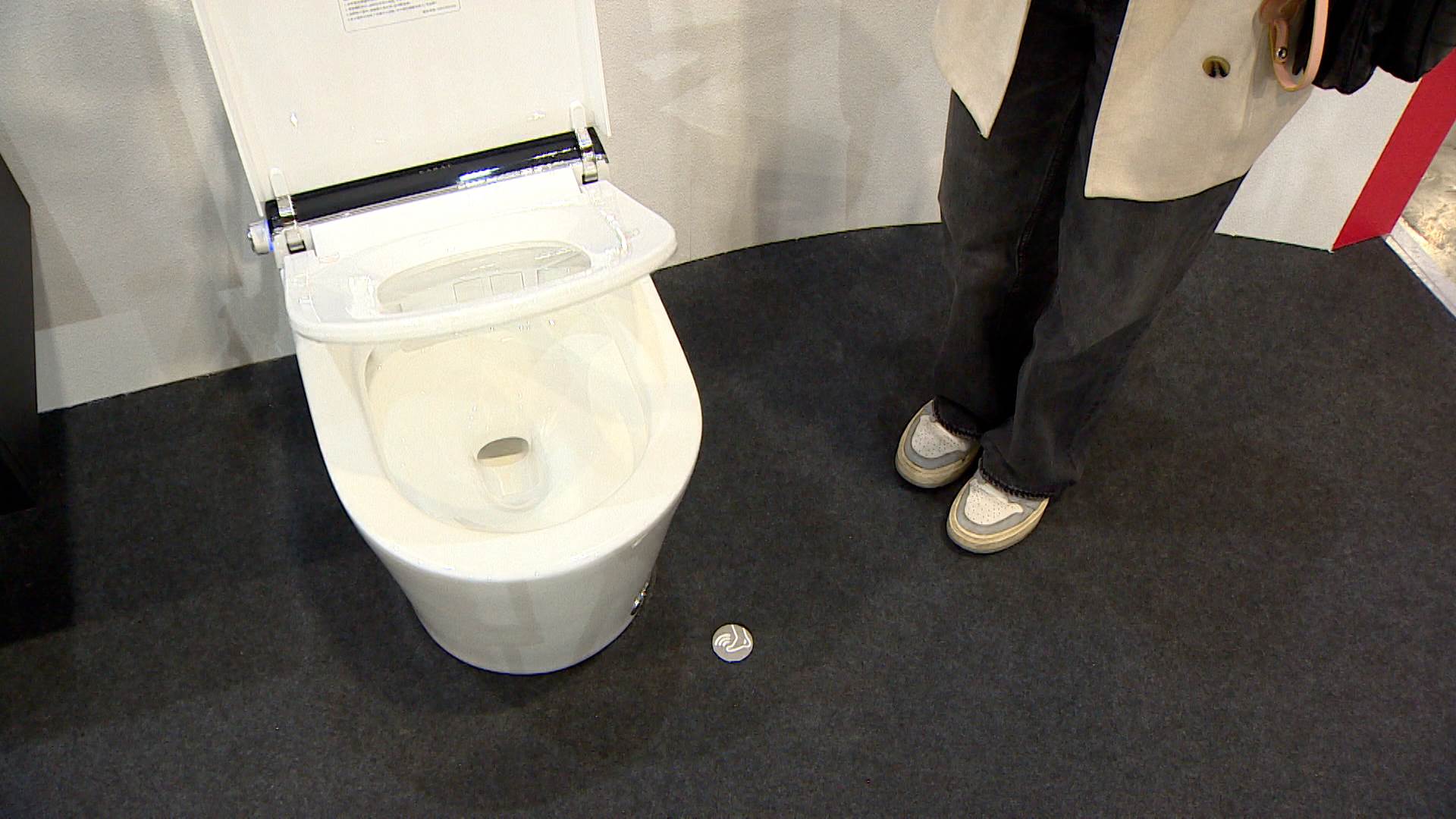 用腳感應就能輕鬆掀蓋掀座，還能自動沖水，讓如廁更節能衛生，滿足大眾需求。（圖／東森新聞）