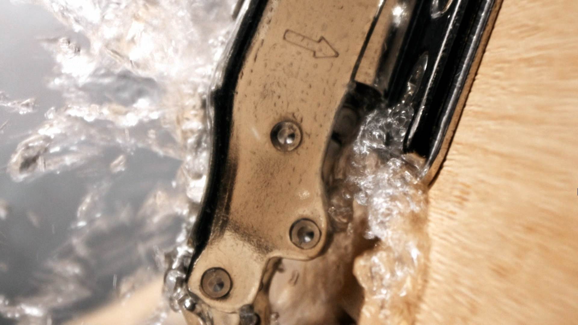 針對惱人的浴櫃發霉問題，靠著防水設計與不生鏽五金，大大減少日常維修負擔。（圖／東森新聞）