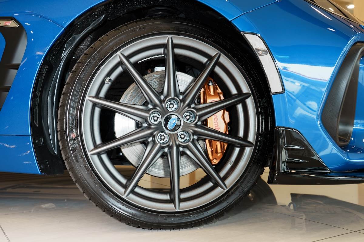 前輪卡鉗升級為對向4活塞，後輪則也升級成對向雙活塞，大幅提升煞車性能。（圖／林昱丞攝影）