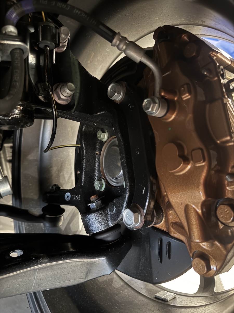 前輪轉向節結構由原本的鋁製改為鋼製材質的部品。（圖／林昱丞攝影）