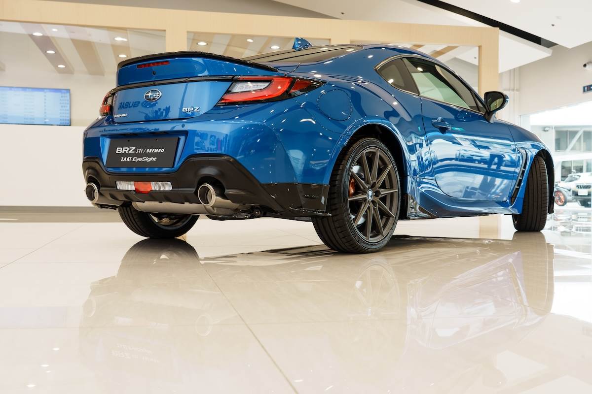 全車共擁有STI破鋒前下擾流板、STI隱刃側裙／後下擾流板與STI飾徽通風側腮，而後方的燕影擾流尾翼則是原廠專屬精品套件。（圖／林昱丞攝影）