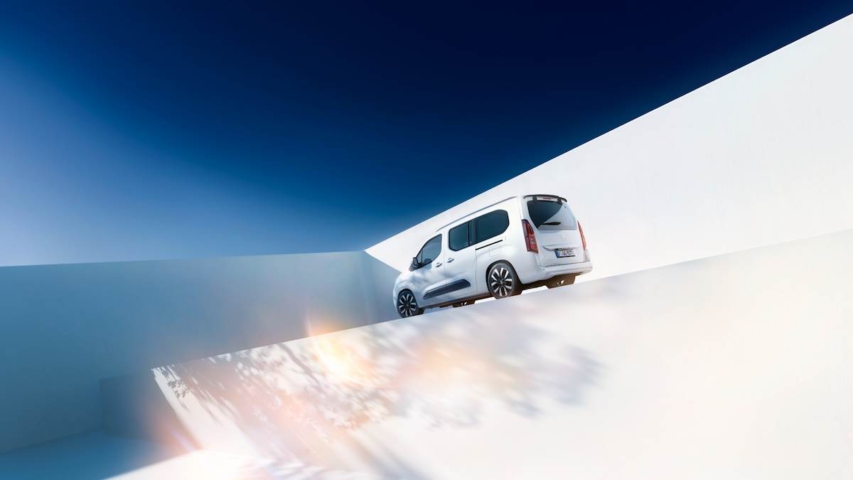 OPEL COMBO長軸旗艦版車長達4.76米,標配七人座配置,可依需求彈性調整為五人乘載模式。(圖/歐吉汽車提供)