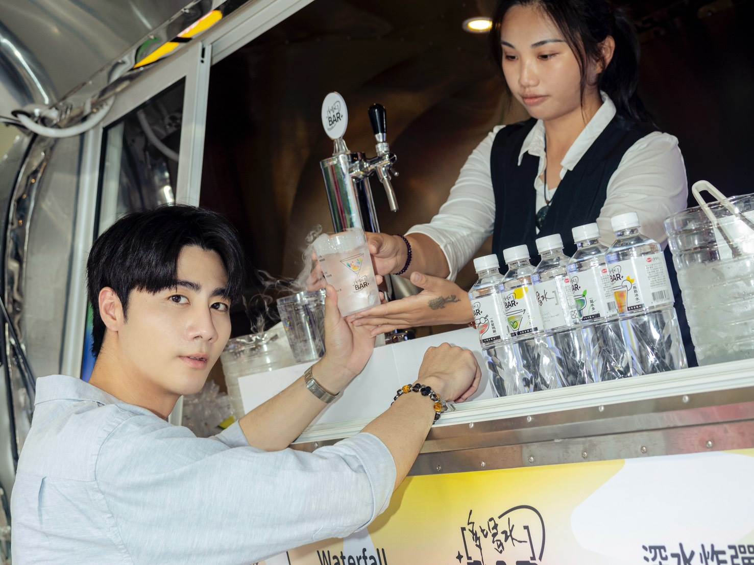 多喝水BAR點杯特製飲品，現場還有Bartender上演儀式感滿滿的<a href='/search/tags/調水秀/' target='_blank'>調水秀</a>。（圖／多喝水提供）