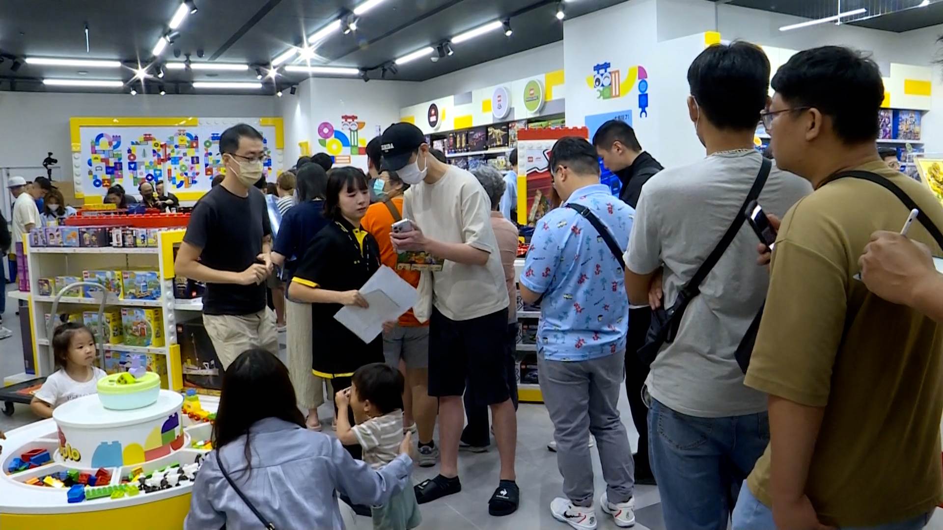 樂高授權專賣店在台南南紡熱鬧開幕，現場湧入大批粉絲搶先朝聖。（圖／東森新聞）
