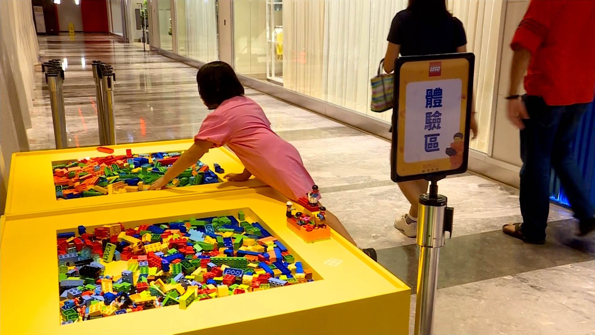 現場也有樂高體驗區讓孩子開心動手動腦，堆出自己的創意世界。（圖／東森新聞）