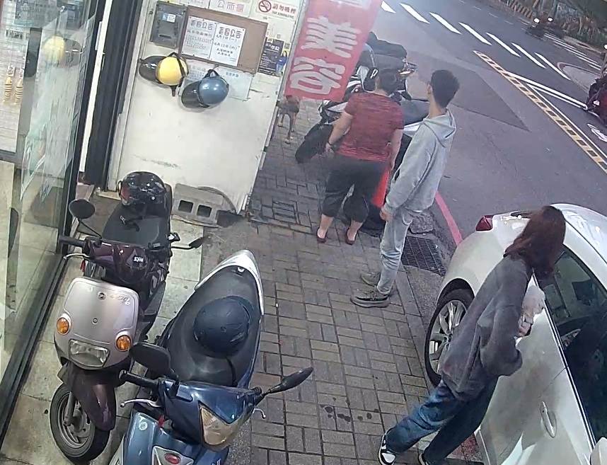 飼主護犬避免在次被騷擾，店家斥責犬隻。