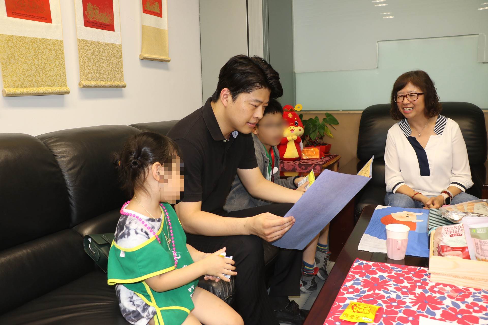 前太平獅子會會長陳書玄帶著小孩來捐助10萬元獎學金  他閱讀千千寫給他的大卡片