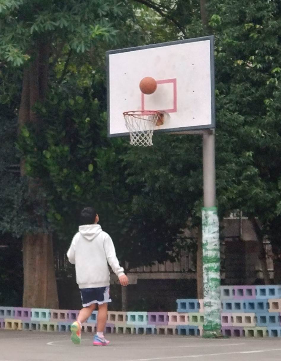 千千熱愛籃球  一有空便抓著籃球到球場練習
