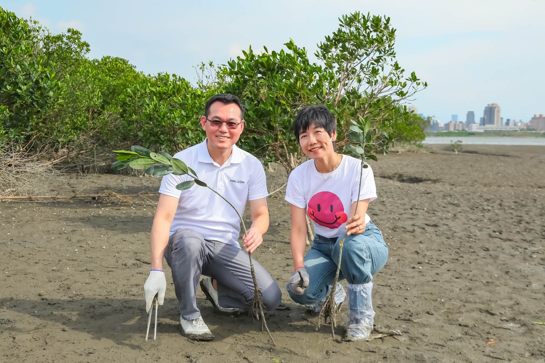 赫力昂（HALEON）台灣業務處處長周明弘（Eddie Chou）、台灣屈臣氏董事總經理黃艾知（Alice Huang）。（圖／<a href='/search/tags/赫力昂 Haleon/' target='_blank'>赫力昂 Haleon</a> 提供）