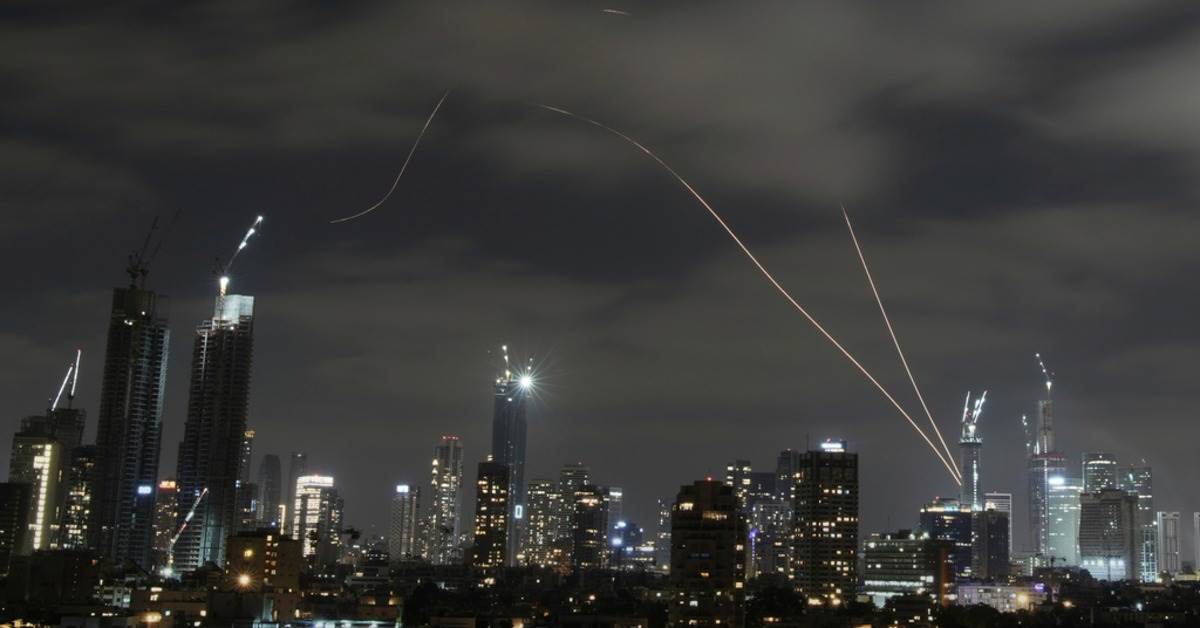 以色列鐵穹防空系統,在以色列特拉維夫上空發射飛彈攔截飛彈。(圖/美聯社)