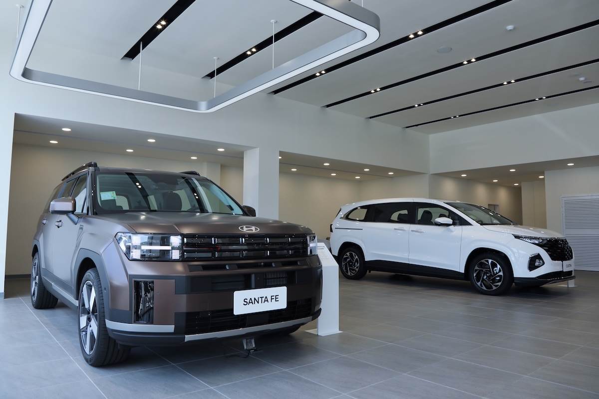展示空間採用HYUNDAI全球品牌CI設計標準，可容納最多6輛展車，便於消費者進行多車型比較與體驗。（圖／南陽實業提供）