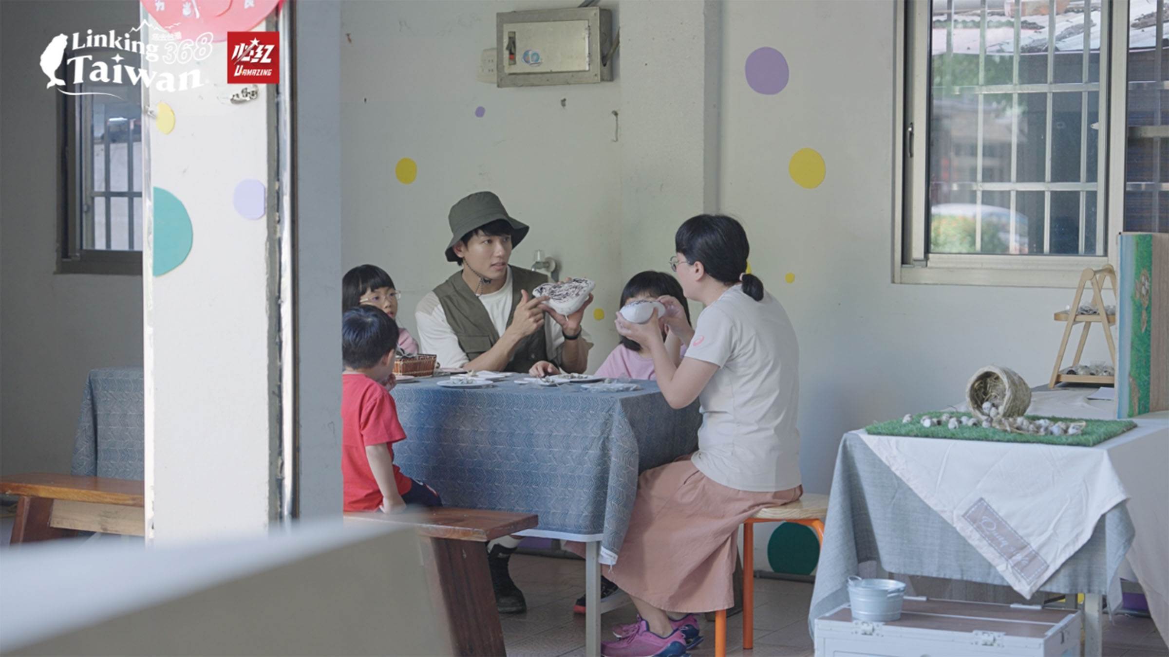 威登和孩子們透過品味與分享，激發對鵪鶉蛋的好奇心與學習熱忱。（圖／《Linking 368 Taiwan 恁去台灣》提供）