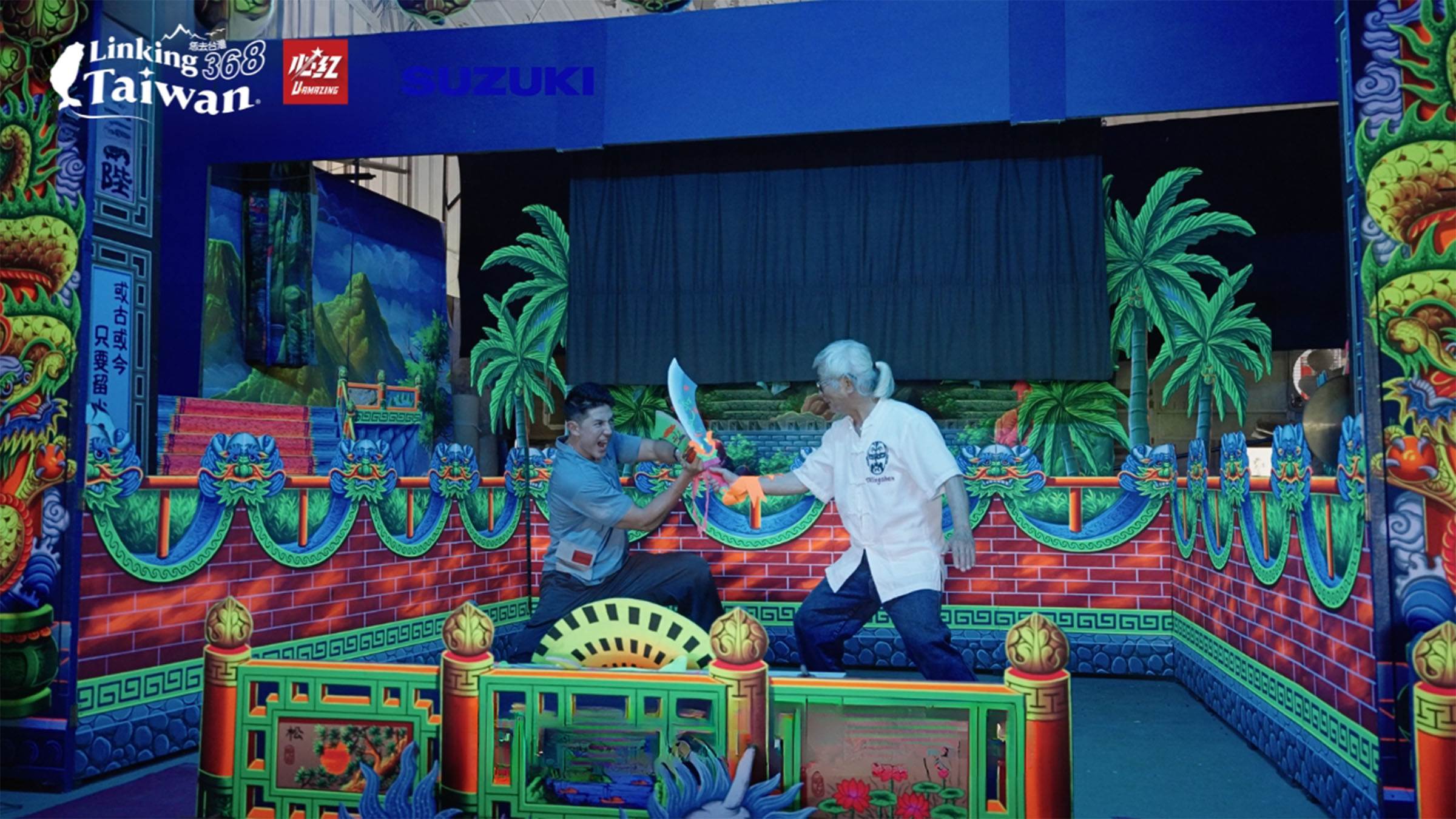 他用一甲子，一筆一劃無中生有，彩繪、設計出各種戲台，是台灣唯一跨足戲劇、醮壇及廣告彩繪的國寶級畫師-陳明山老師。（圖／《Linking 368 Taiwan 恁去台灣》提供）