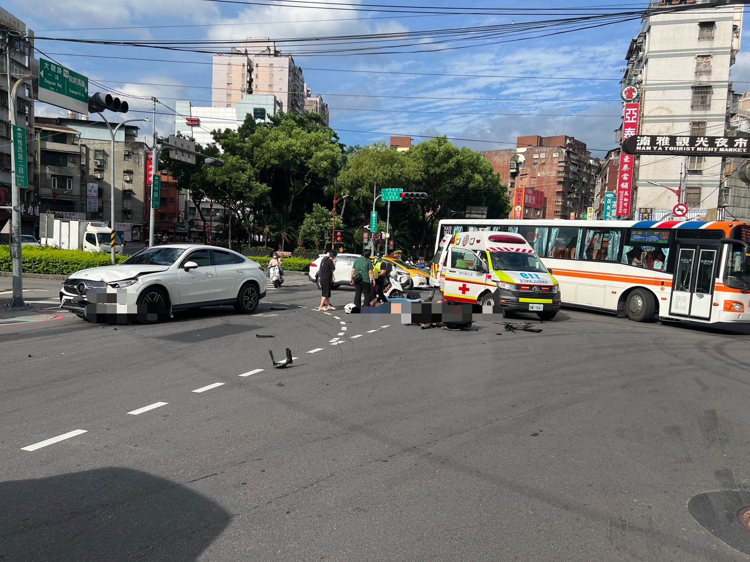 新北市板橋區今（16）日下午發生一起機車與自小客車碰撞事故。（圖／東森新聞）